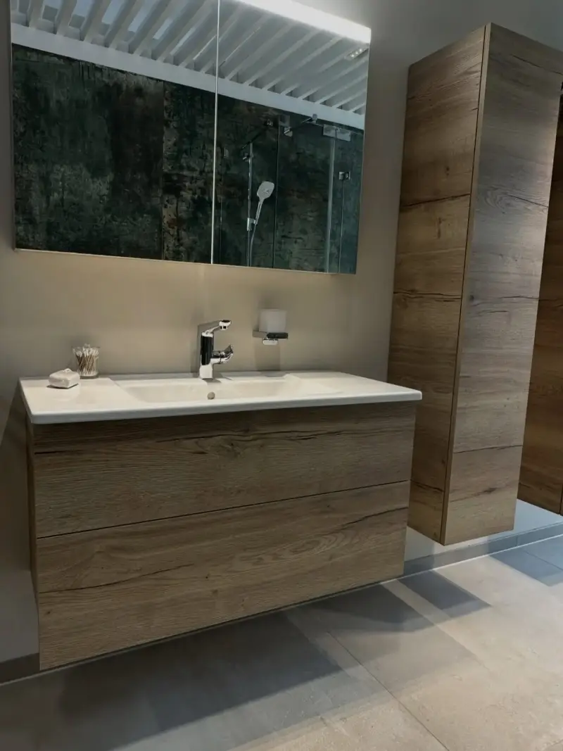 Renoviertes Badezimmer mit Waschtisch in Holzoptik