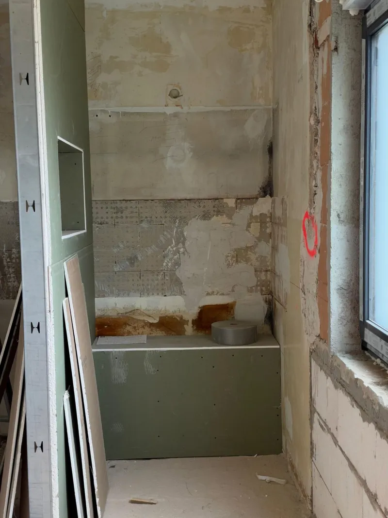 Bad im Umbau mit neuer Vorwand aus grünen Feuchtraumplatten und eingebauter Nische