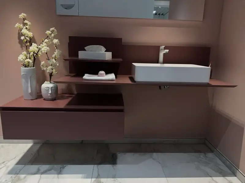 Designer-Waschtisch mit Aufsatzbecken vor farbig gestrichener Wand