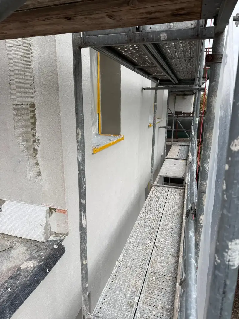 Gerüst und Außenmodernisierung an einer Hausfassade