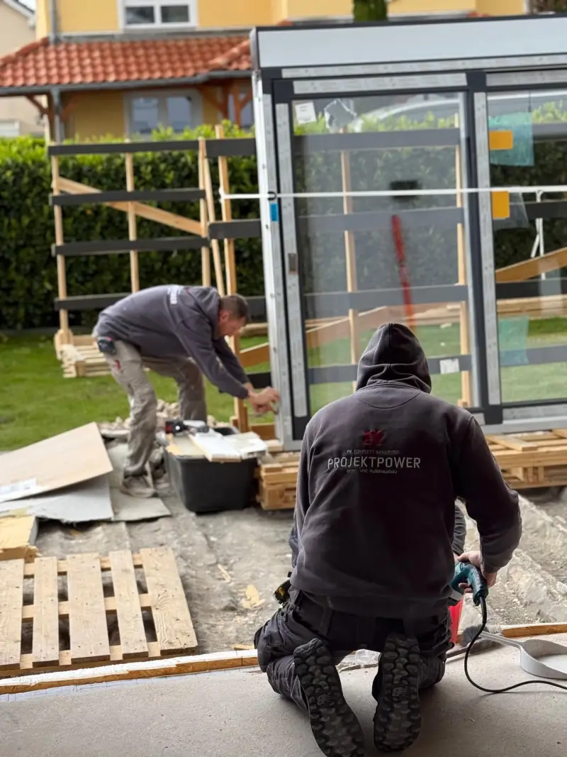 Handwerker beim Ausbau eines Wintergartens