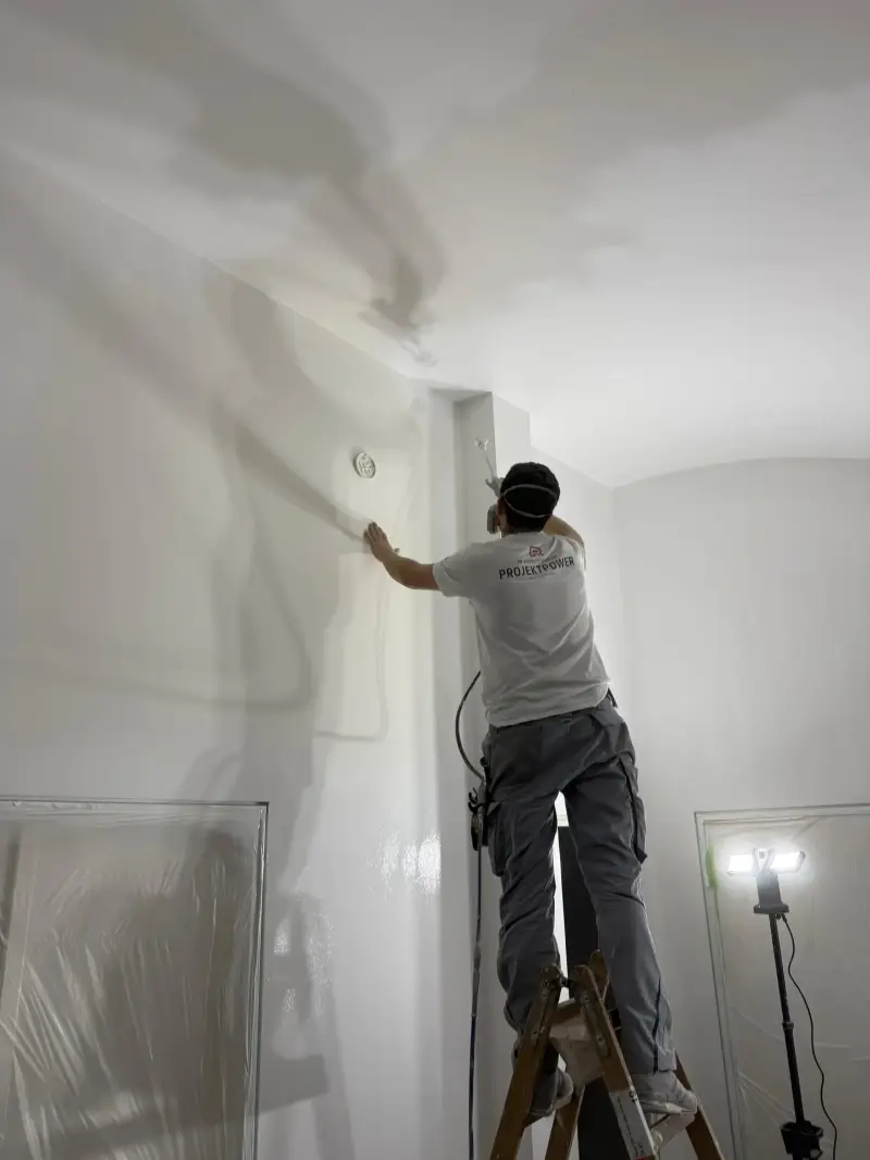 Spachtelarbeiten an der Decke vor dem Anstrich