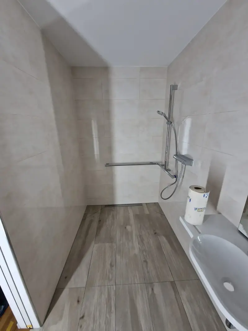 Moderne Wandfliesen in einem sanierten Badezimmer