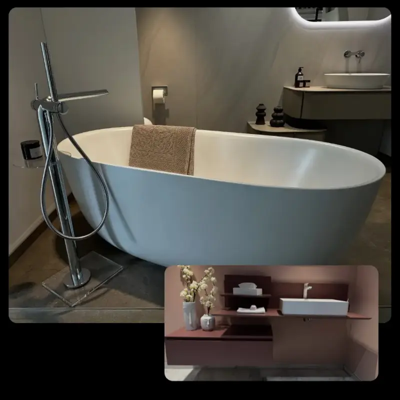 Hochwertig gefliestes Badezimmer mit freistehender Badewanne
