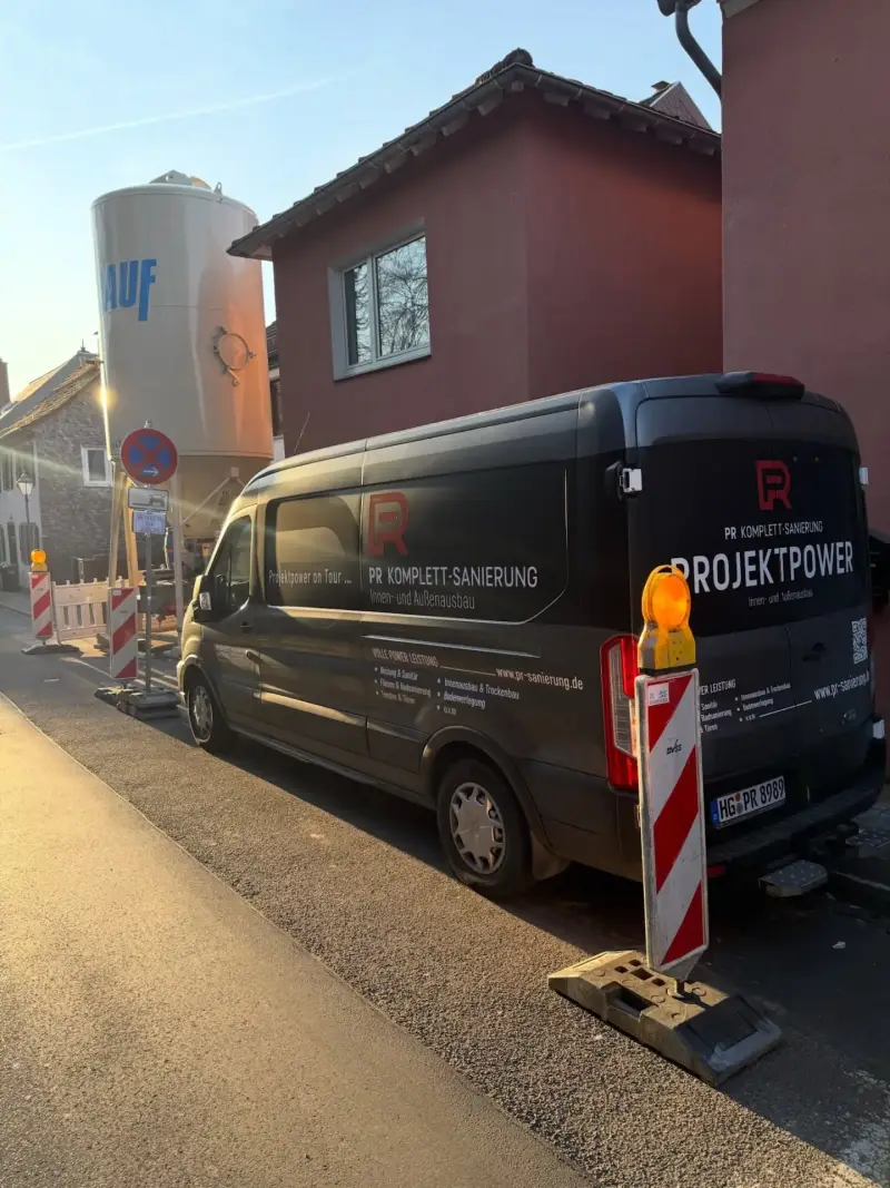 Servicefahrzeug von PR-KomplettSanierung bei einem Projekt