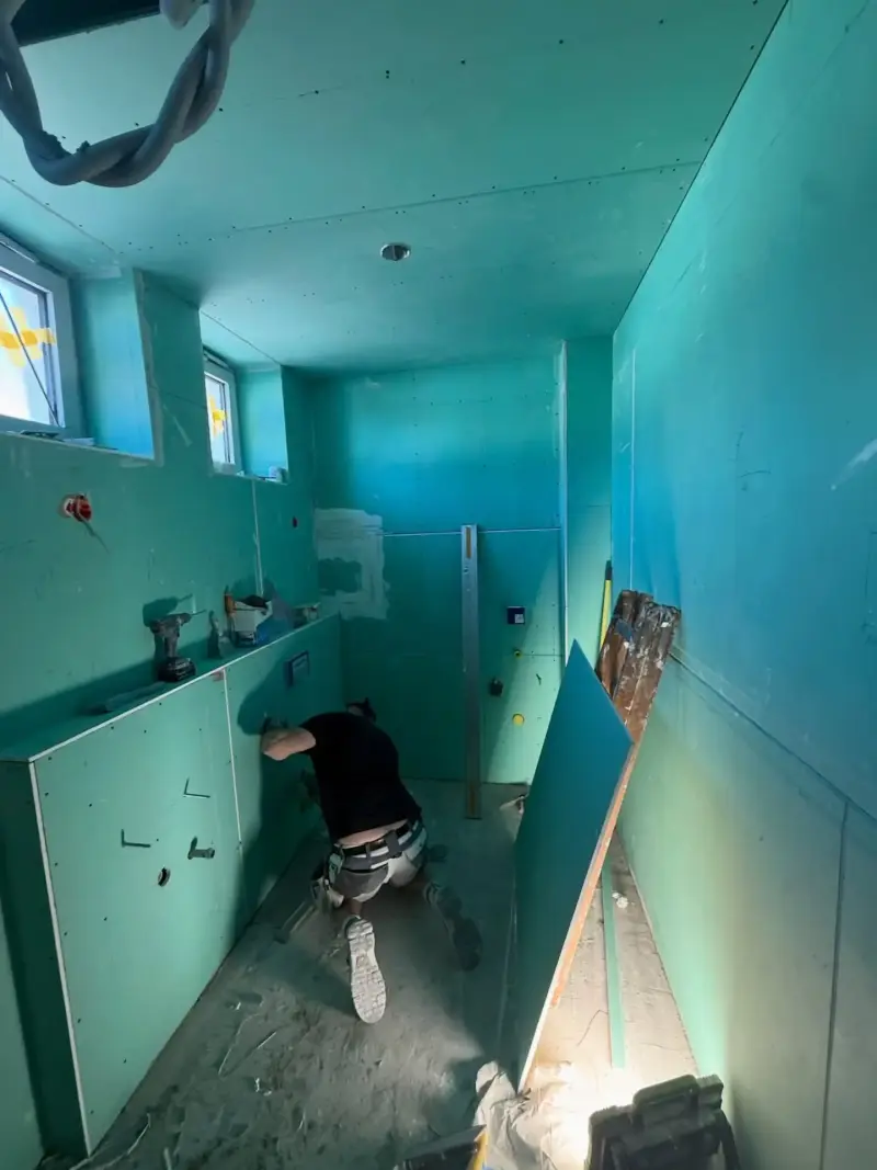 Trockenbau mit Feuchtraumplatten und Vorwandinstallation