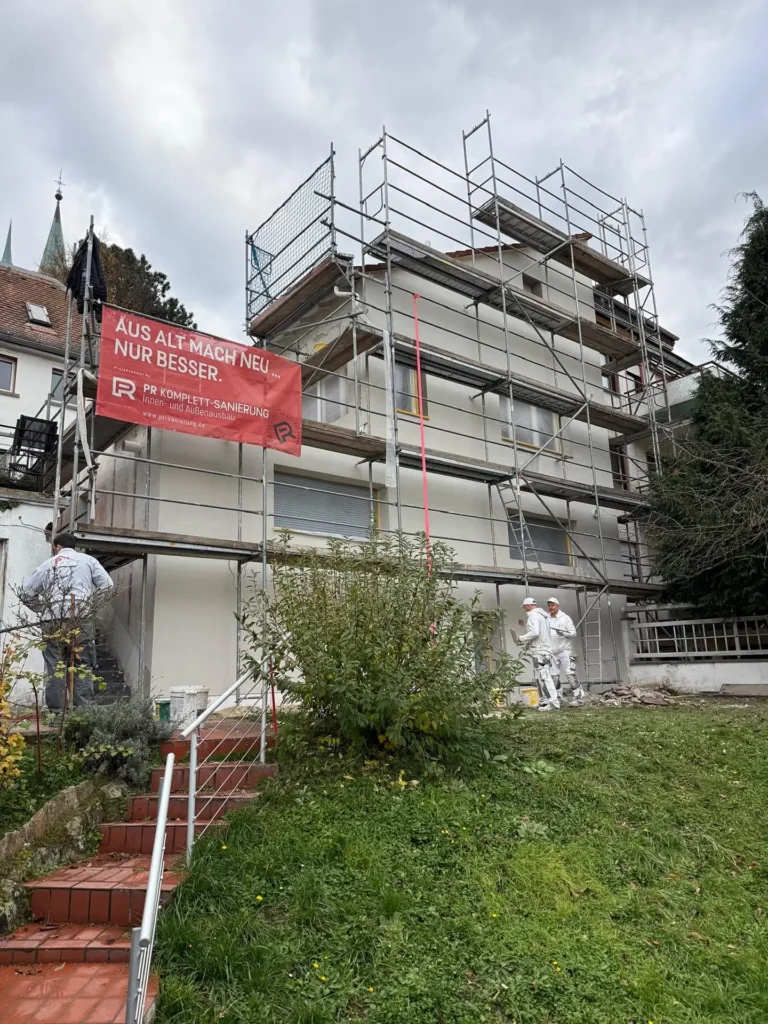 Außenarbeiten und Fassadensanierung an einem Wohnhaus durch PR Komplettsanierung