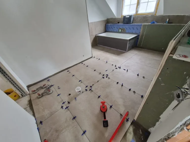 Fliesenarbeiten während einer modernen Badsanierung im Badezimmer