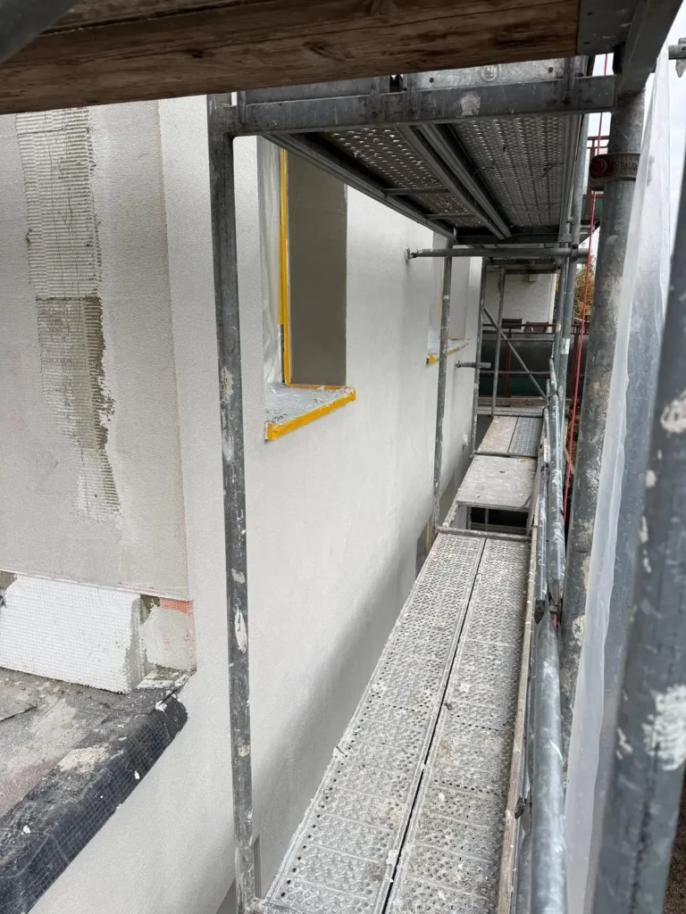 Gerüstarbeiten und Außenmodernisierung an einer Hausfassade