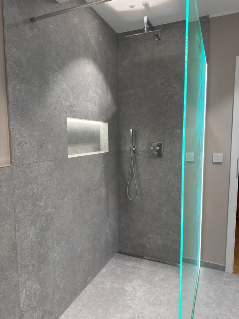Moderne Fliesenarbeiten mit großformatigen Badfliesen und bodengleicher Dusche