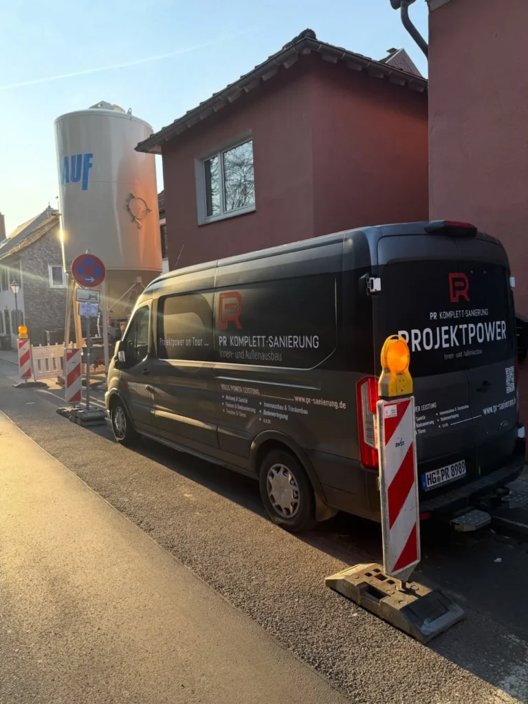 Servicefahrzeug von PR-KomplettSanierung bei einem Sanierungsprojekt