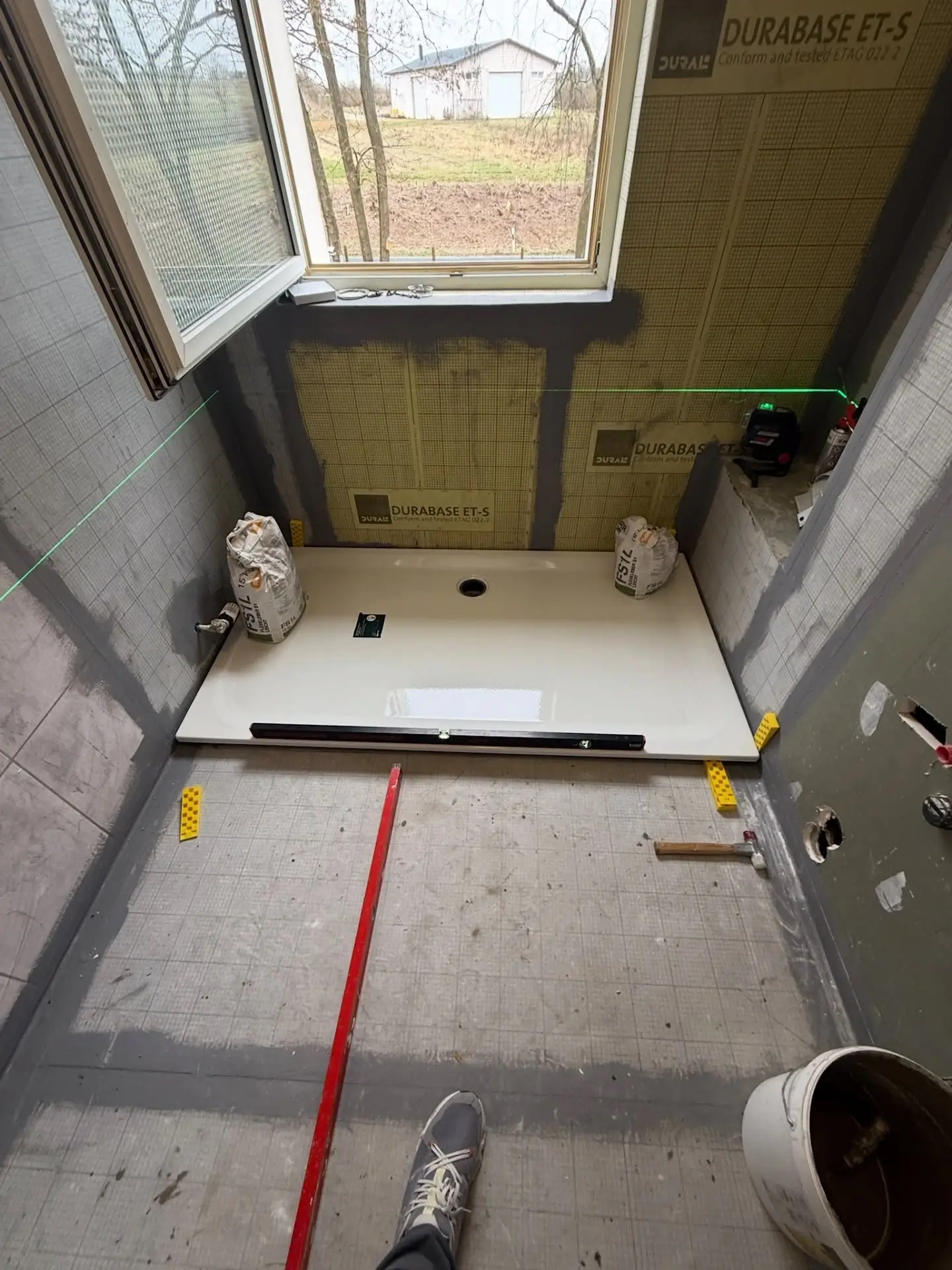 Vorbereitung und Abdichtung für moderne Fliesenarbeiten im Badezimmer mit bodengleicher Dusche