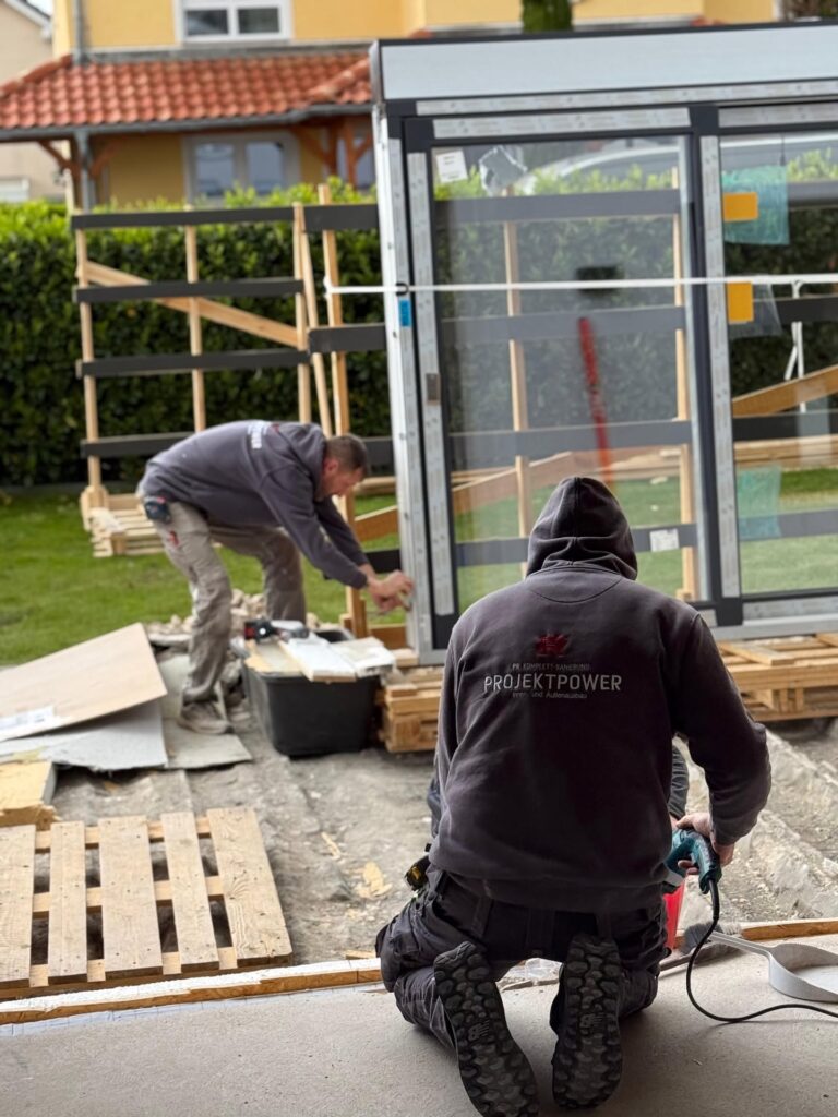 Mitarbeiter von PR-Sanierung bei der Montage eines Wintergartens